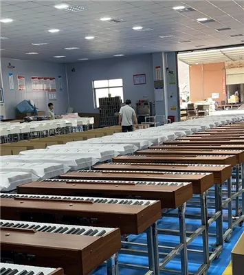 Uno zio suona il piano elettrico mentre vende verdure.